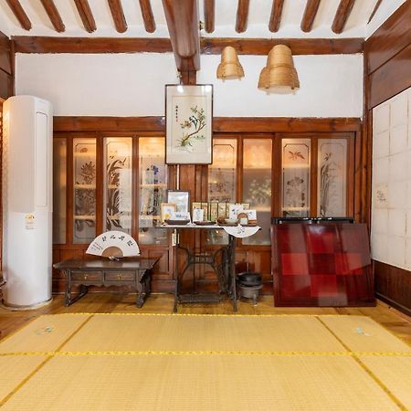 Dongmyo Hanok Sihwadang - Private Korean Style House In The City Center With A Beautiful Garden Сеул Экстерьер фото