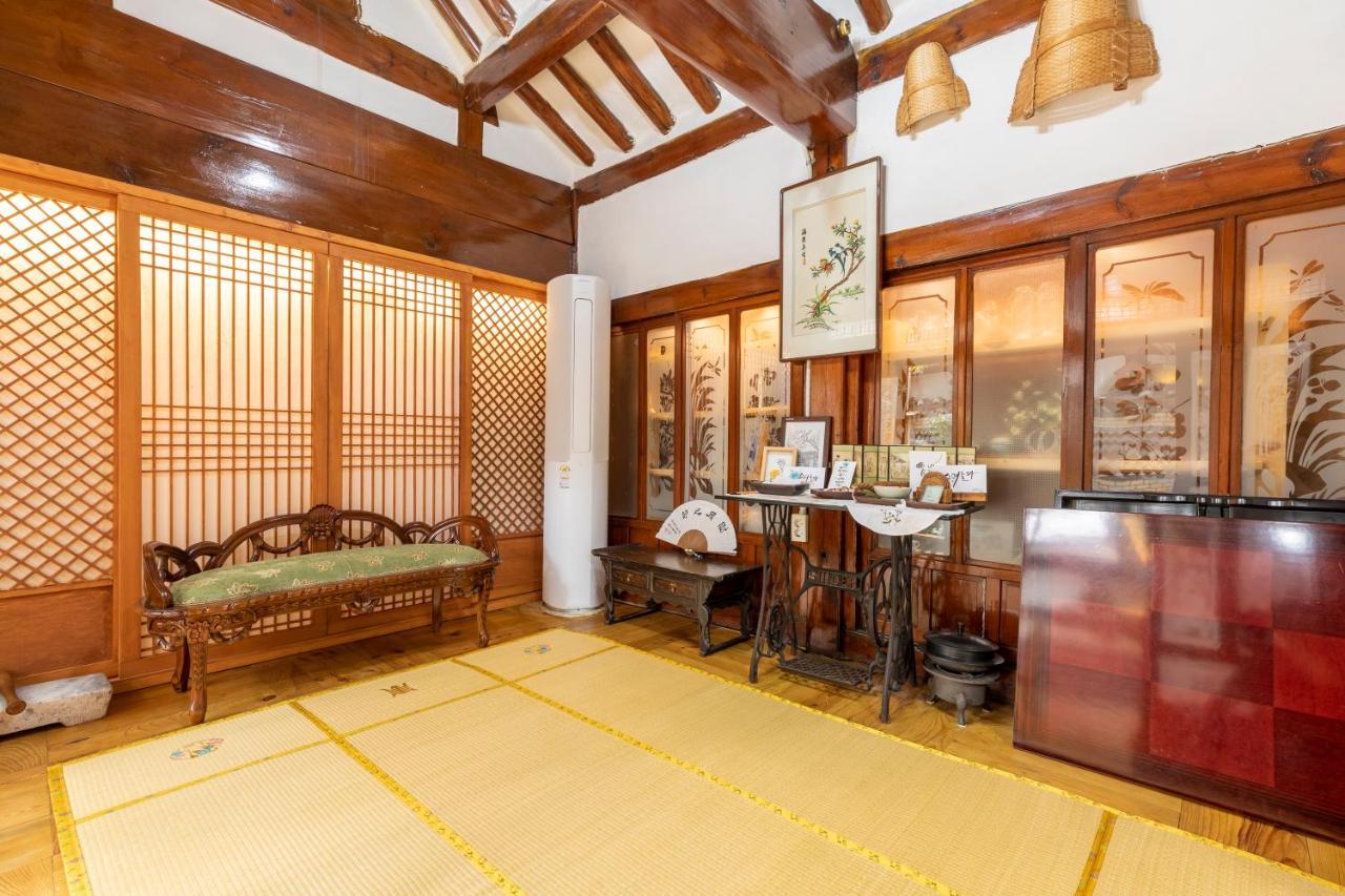 Dongmyo Hanok Sihwadang - Private Korean Style House In The City Center With A Beautiful Garden Сеул Экстерьер фото