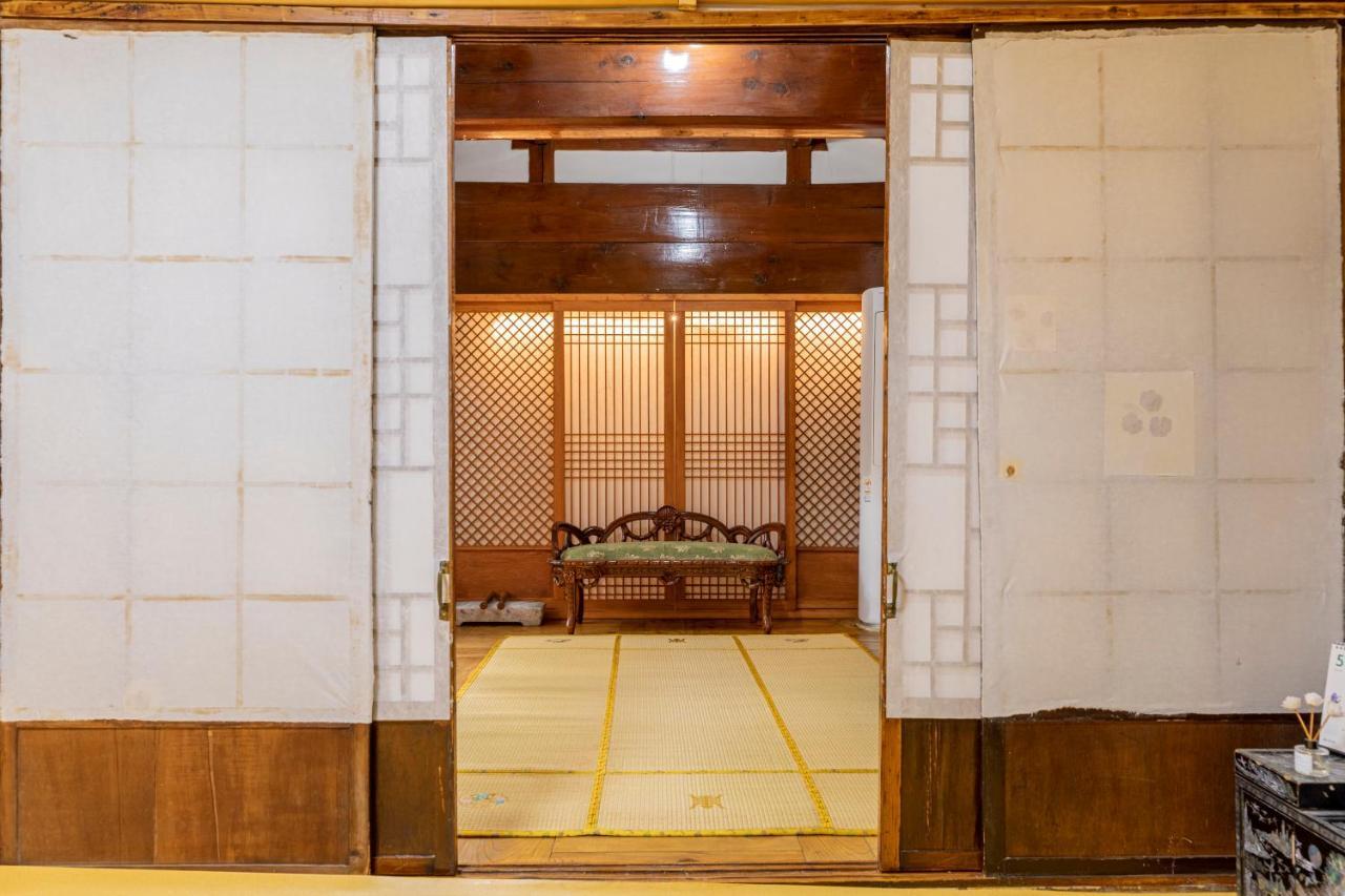 Dongmyo Hanok Sihwadang - Private Korean Style House In The City Center With A Beautiful Garden Сеул Экстерьер фото