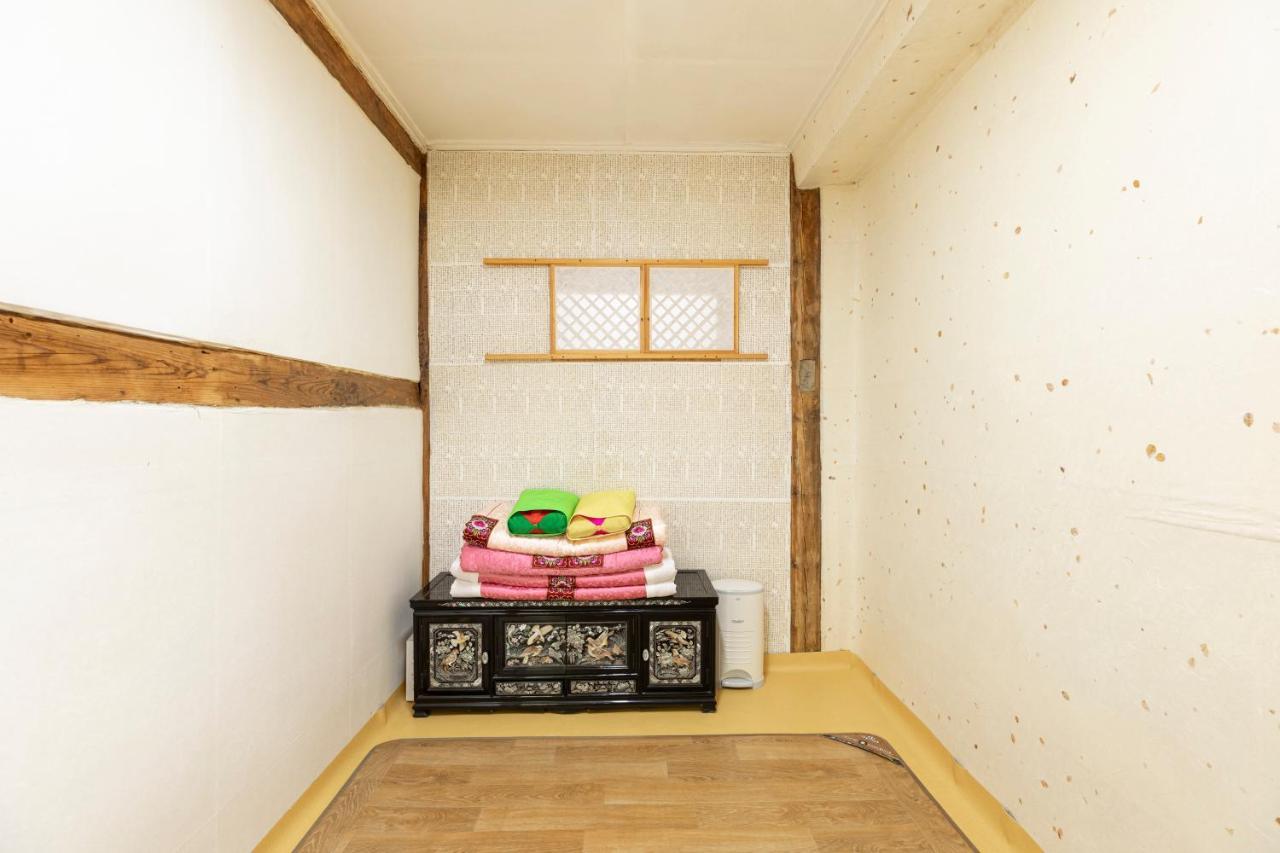 Dongmyo Hanok Sihwadang - Private Korean Style House In The City Center With A Beautiful Garden Сеул Экстерьер фото