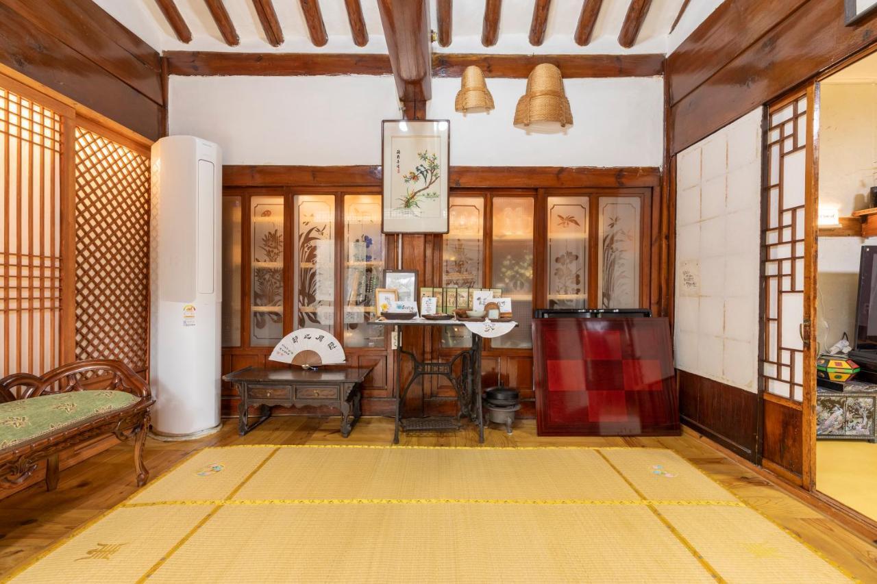 Dongmyo Hanok Sihwadang - Private Korean Style House In The City Center With A Beautiful Garden Сеул Экстерьер фото