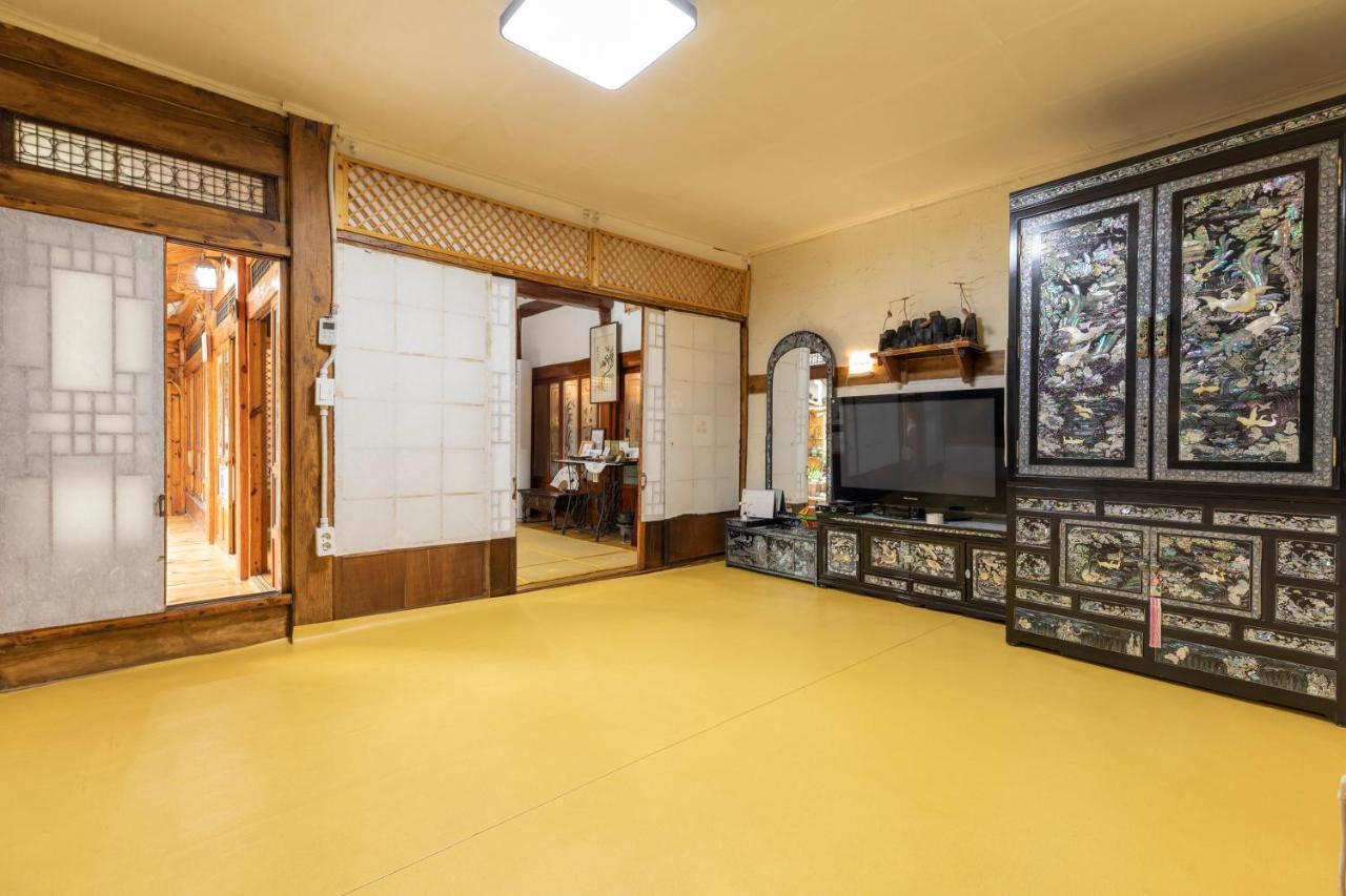 Dongmyo Hanok Sihwadang - Private Korean Style House In The City Center With A Beautiful Garden Сеул Экстерьер фото